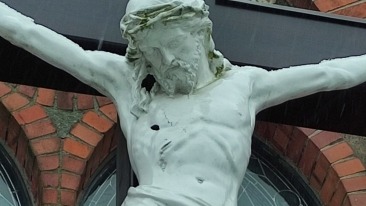 Ktoś strzelał z wiatrówki do figury Jezusa przy kościele