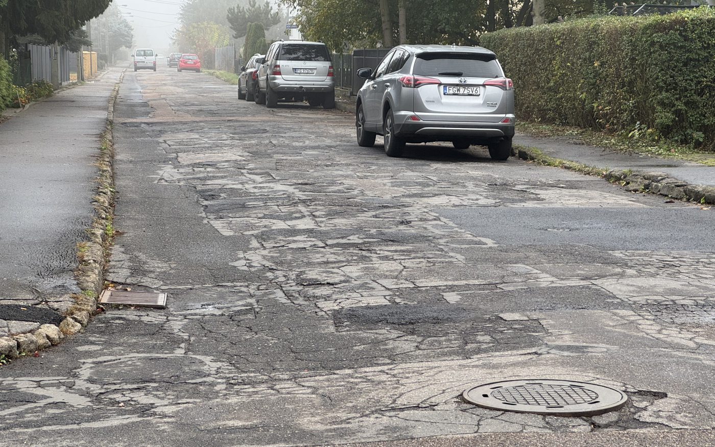 Mieszkańcy od lat czekają na nowy asfalt. Kiedy dziurawa Bracka zostanie wyremontowana?