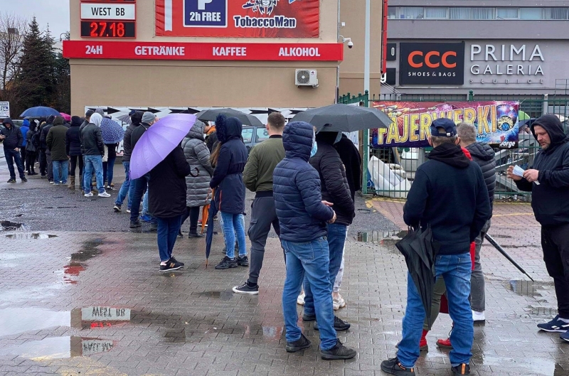 4/8 Ogromna kolejka do punktu testowego COVID-19 w Słubicach