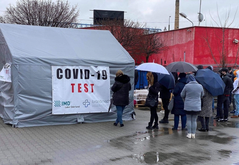 6/8 Ogromna kolejka do punktu testowego COVID-19 w Słubicach