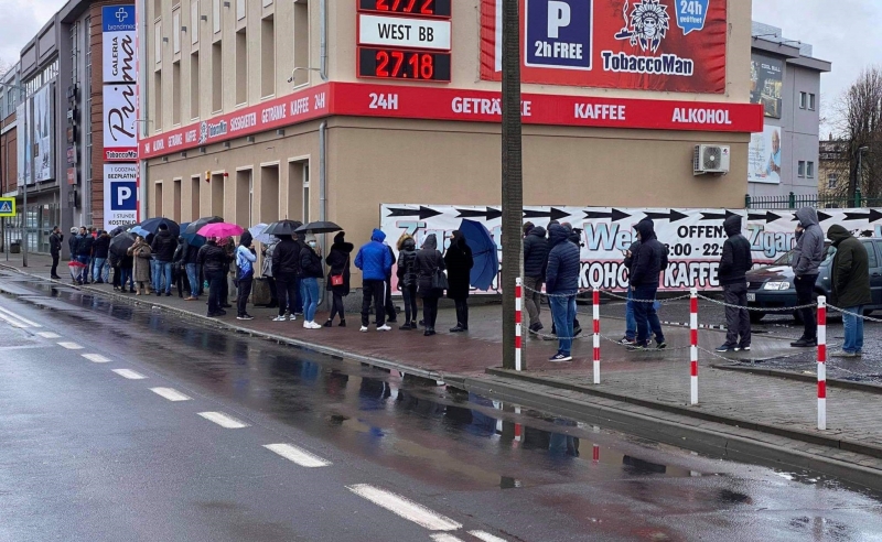 7/8 Ogromna kolejka do punktu testowego COVID-19 w Słubicach