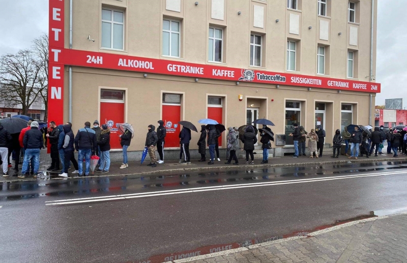 8/8 Ogromna kolejka do punktu testowego COVID-19 w Słubicach