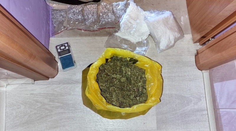 3/4 Diler narkotykowy z bagnetem rzucił się na policjantów