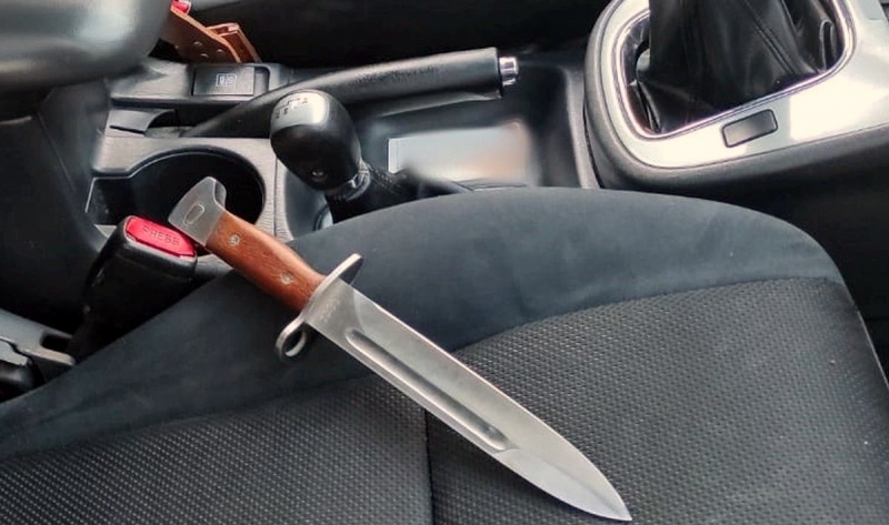 4/4 Diler narkotykowy z bagnetem rzucił się na policjantów