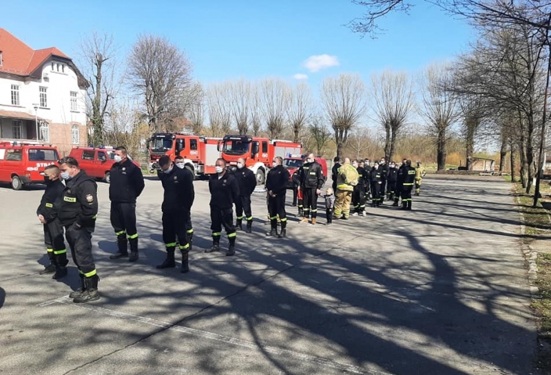4/6 Strażacy ochotnicy wsparli druha zakażonego kornawirusem