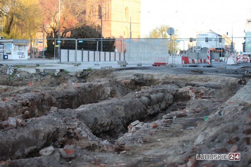 3/16 Ślady historii odkryte na rozkopanej Chrobrego w centrum Gorzowa