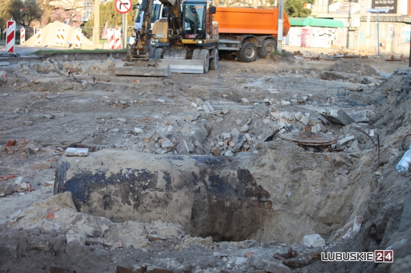 8/16 Ślady historii odkryte na rozkopanej Chrobrego w centrum Gorzowa