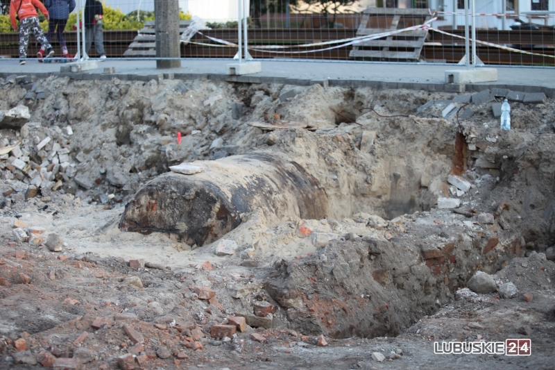 11/16 Ślady historii odkryte na rozkopanej Chrobrego w centrum Gorzowa
