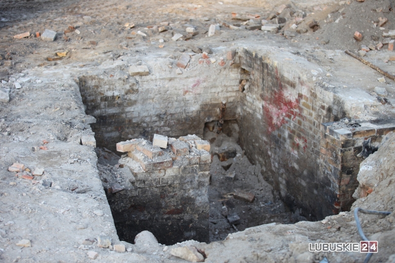 16/16 Ślady historii odkryte na rozkopanej Chrobrego w centrum Gorzowa