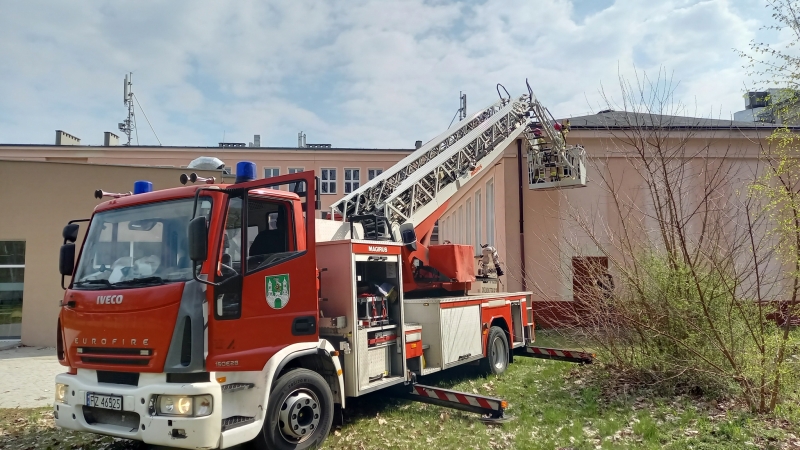 4/5 Strażacy pomagają w instalacji budek dla jerzyków