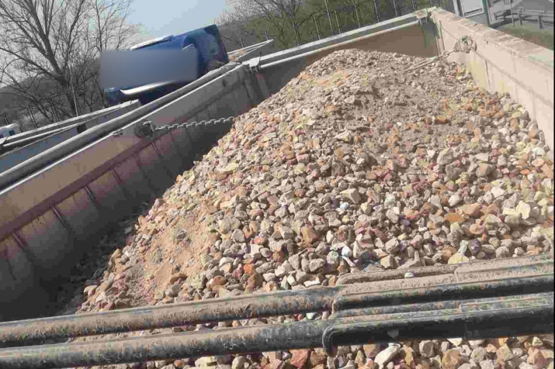 3/4 Ciężarówki z nielegalnymi odpadami zatrzymane w Świecku