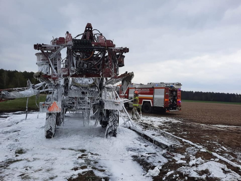 4/10 Pożar maszyny rolniczej na polu