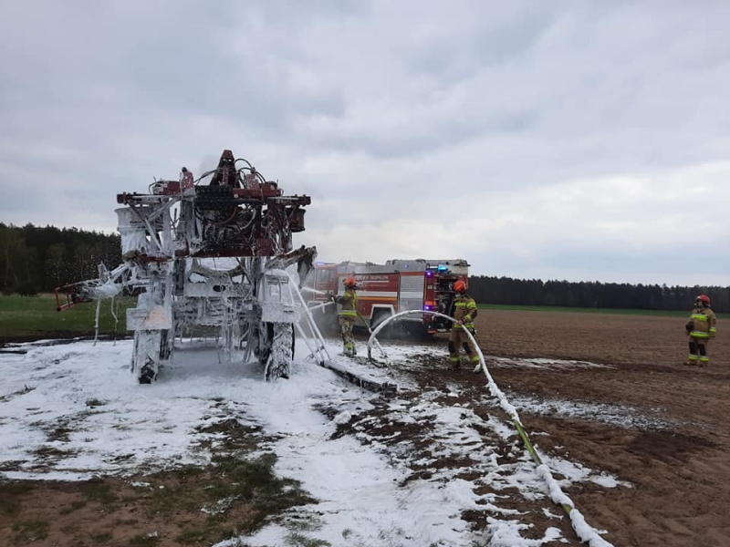 8/10 Pożar maszyny rolniczej na polu