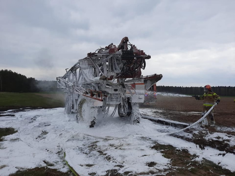 9/10 Pożar maszyny rolniczej na polu