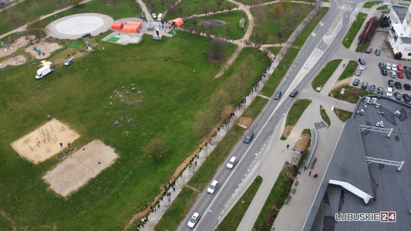 3/10 Ogromna kolejka do mobilnego punktu szczepień w Gorzowie