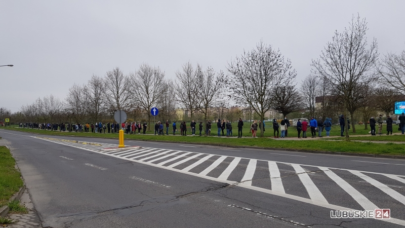 4/10 Ogromna kolejka do mobilnego punktu szczepień w Gorzowie