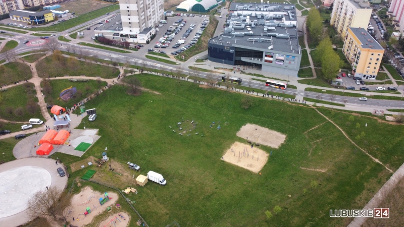 8/10 Ogromna kolejka do mobilnego punktu szczepień w Gorzowie