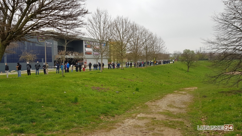 10/10 Ogromna kolejka do mobilnego punktu szczepień w Gorzowie