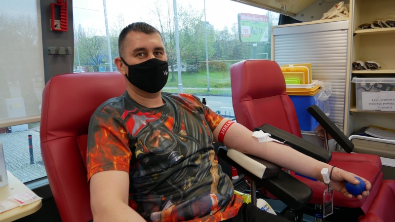 16/19 Strażacy z klubu „Honorowych Dawców Krwi Ognista Kropla” zorganizowali zbiórkę krwi