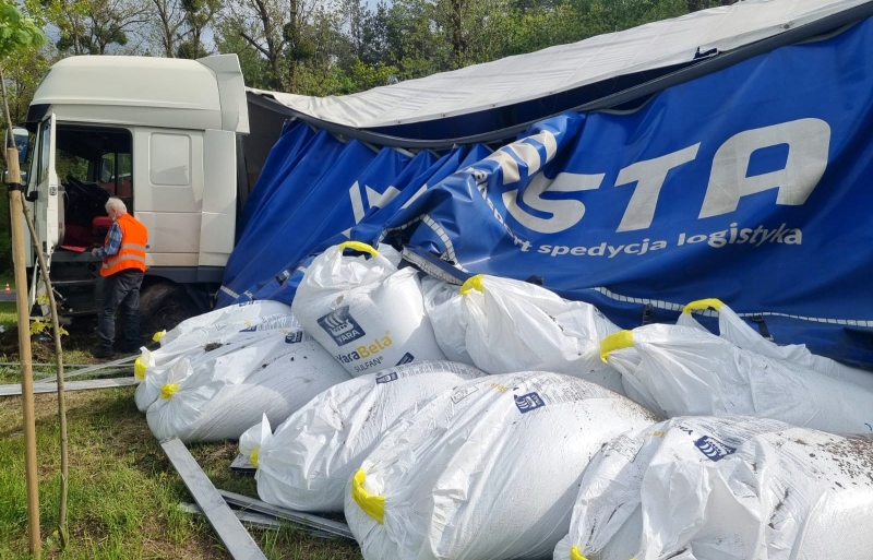 3/5 Wypadek na DK24. Ciężarówka wpadła do rowu