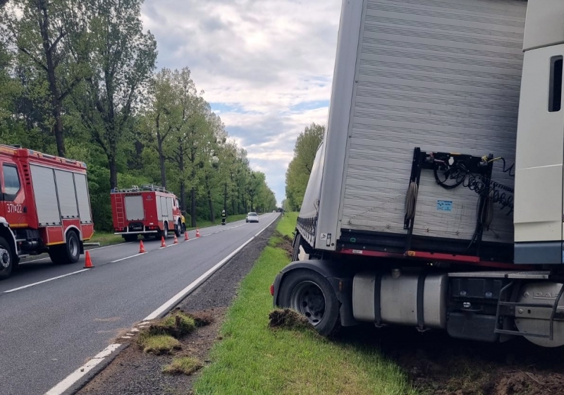4/5 Wypadek na DK24. Ciężarówka wpadła do rowu