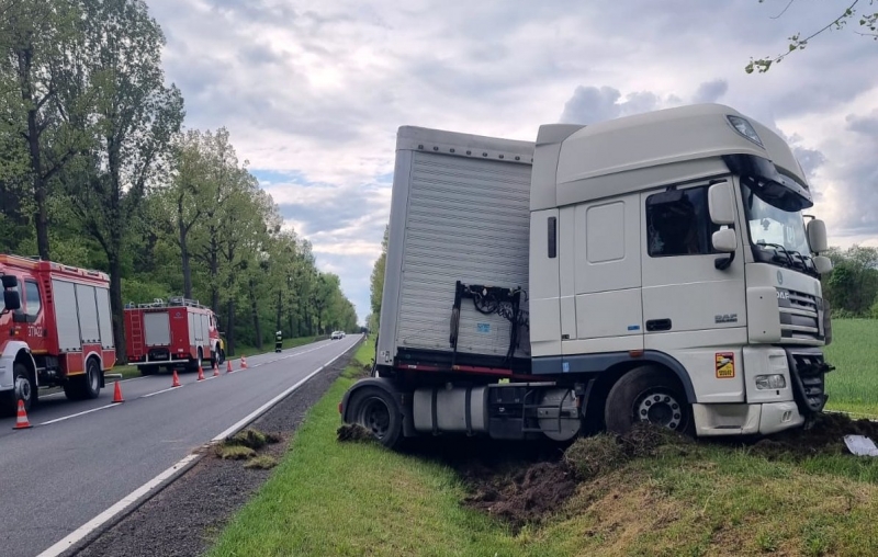 5/5 Wypadek na DK24. Ciężarówka wpadła do rowu