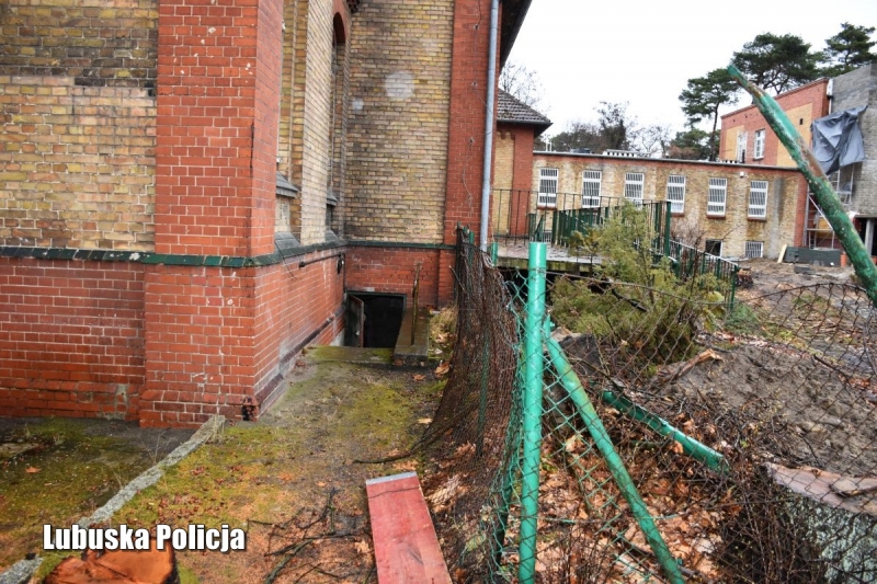 5/5 Złodzieje okradli kościół w Obrzycach koło Międzyrzecza