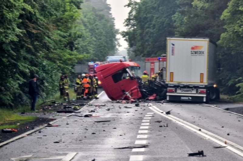 2/4 Zderzenie dwóch ciężarówek na DK22