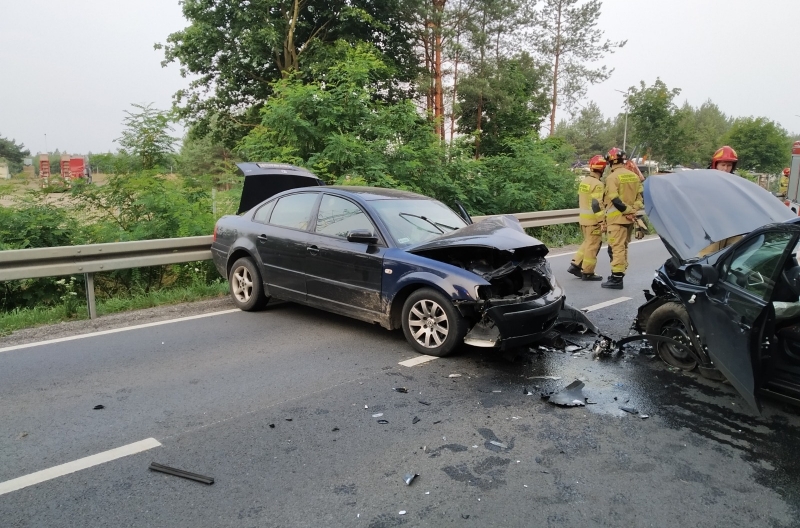 2/11 Czołowe zderzenie volkswagena i suzuki na DW156