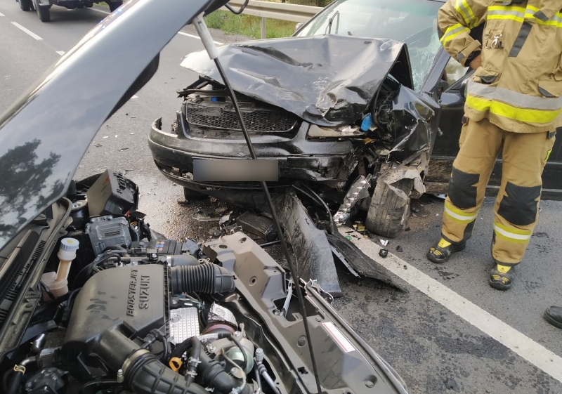 4/11 Czołowe zderzenie volkswagena i suzuki na DW156