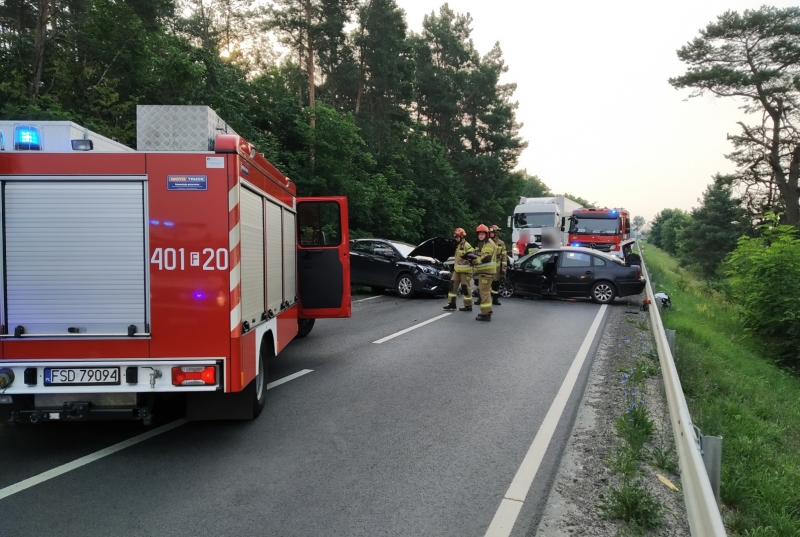 9/11 Czołowe zderzenie volkswagena i suzuki na DW156