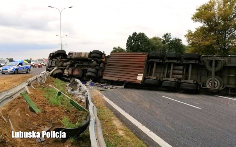 3/4 Przewrócona ciężarówka zablokowała trasę S3