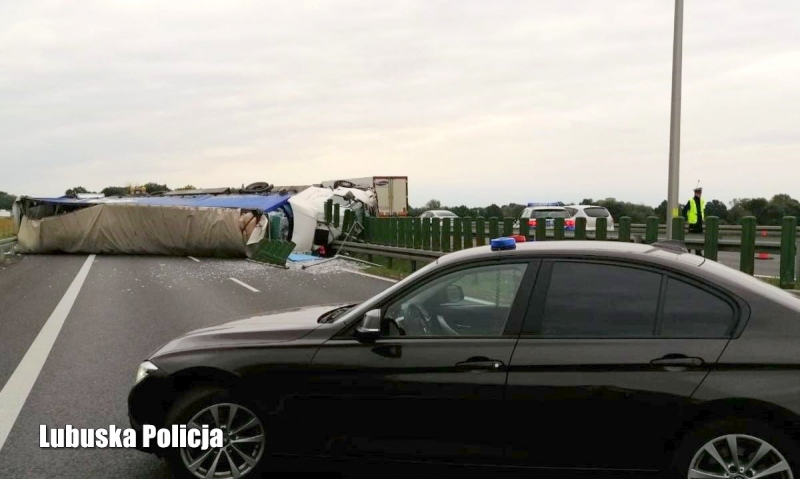 4/4 Przewrócona ciężarówka zablokowała trasę S3