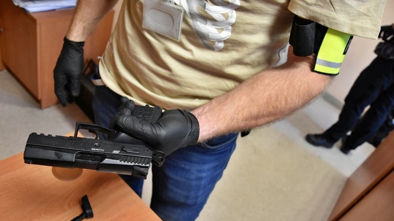 5/6 Groził bronią, bo... nie mógł przejechać. Drogowy bandyta zatrzymany