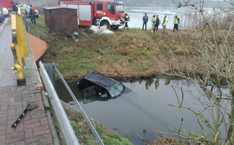 2/4 Volkswagen przebił barierki i wpadł do rzeki w Dobiegniewie