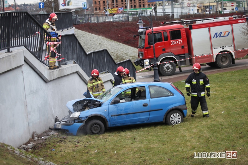 4/6 Pijany kierowca przebił barierki na rondzie