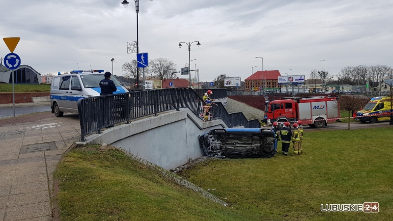 5/6 Pijany kierowca przebił barierki na rondzie