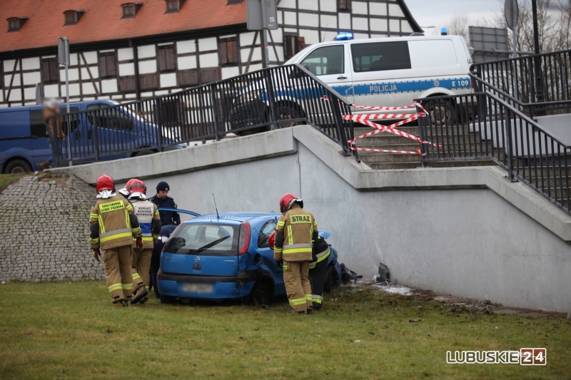 6/6 Pijany kierowca przebił barierki na rondzie