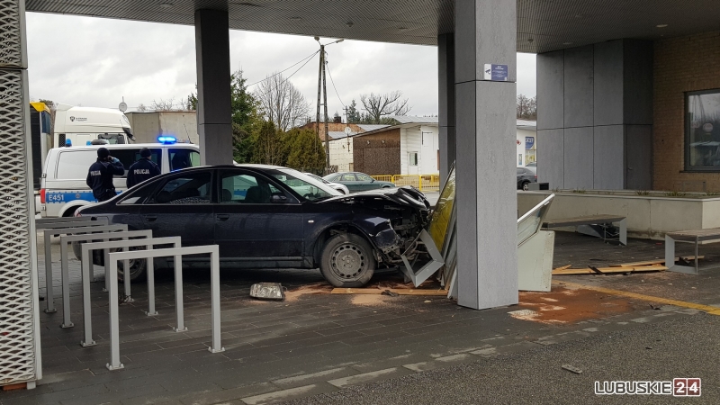 1/4 Kierujący audi wjechał w dworzec PKP