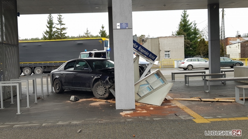 2/4 Kierujący audi wjechał w dworzec PKP