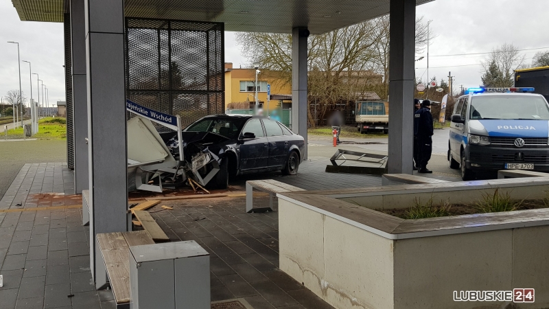 3/4 Kierujący audi wjechał w dworzec PKP