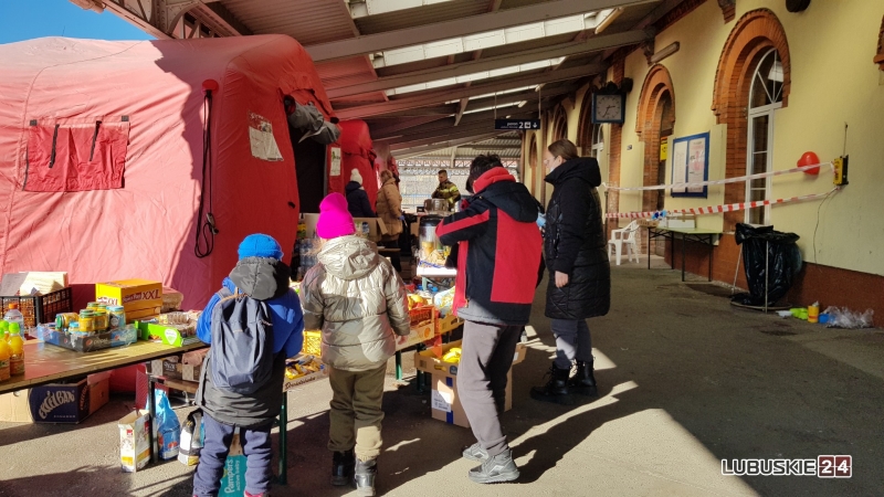 3/10 Punkt pomocowy dla uchodźców na dworcu PKP w Rzepinie