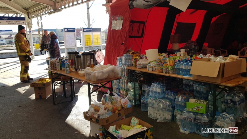 7/10 Punkt pomocowy dla uchodźców na dworcu PKP w Rzepinie