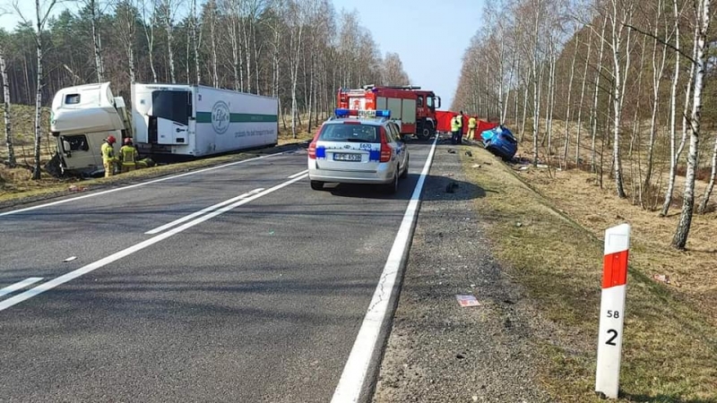3/8 Czołówka hyundaia i ciężarówki. Zginęła jedna osoba