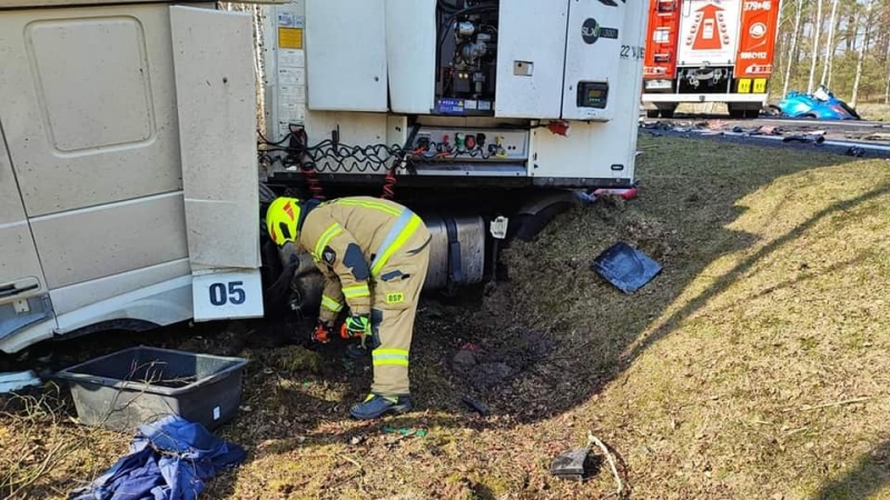 4/8 Czołówka hyundaia i ciężarówki. Zginęła jedna osoba