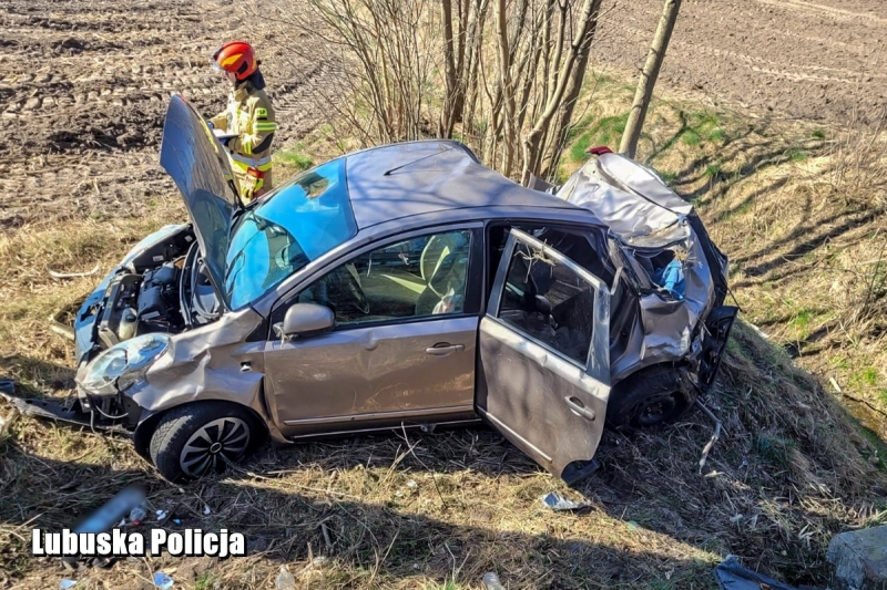 2/6 Wypadek z udziałem dwóch motocykli i nissana