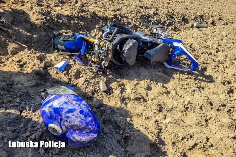 3/6 Wypadek z udziałem dwóch motocykli i nissana