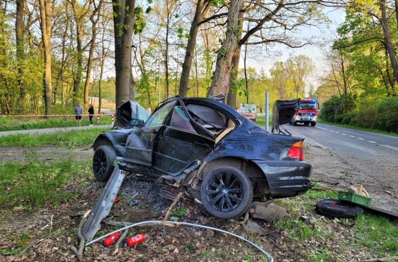 4/5 Dramatyczny wypadek. BMW owinęło się o drzewa