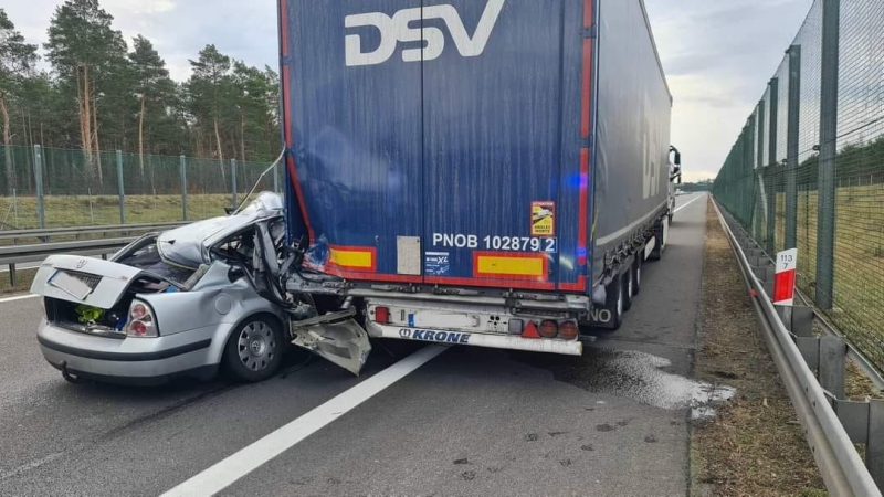 3/9 Pijany kierowca volkswagena wbił się w ciężarówkę na S3