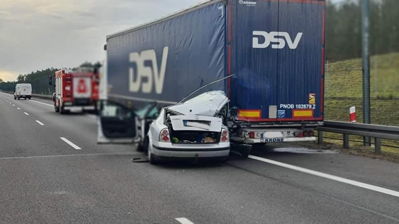 4/9 Pijany kierowca volkswagena wbił się w ciężarówkę na S3